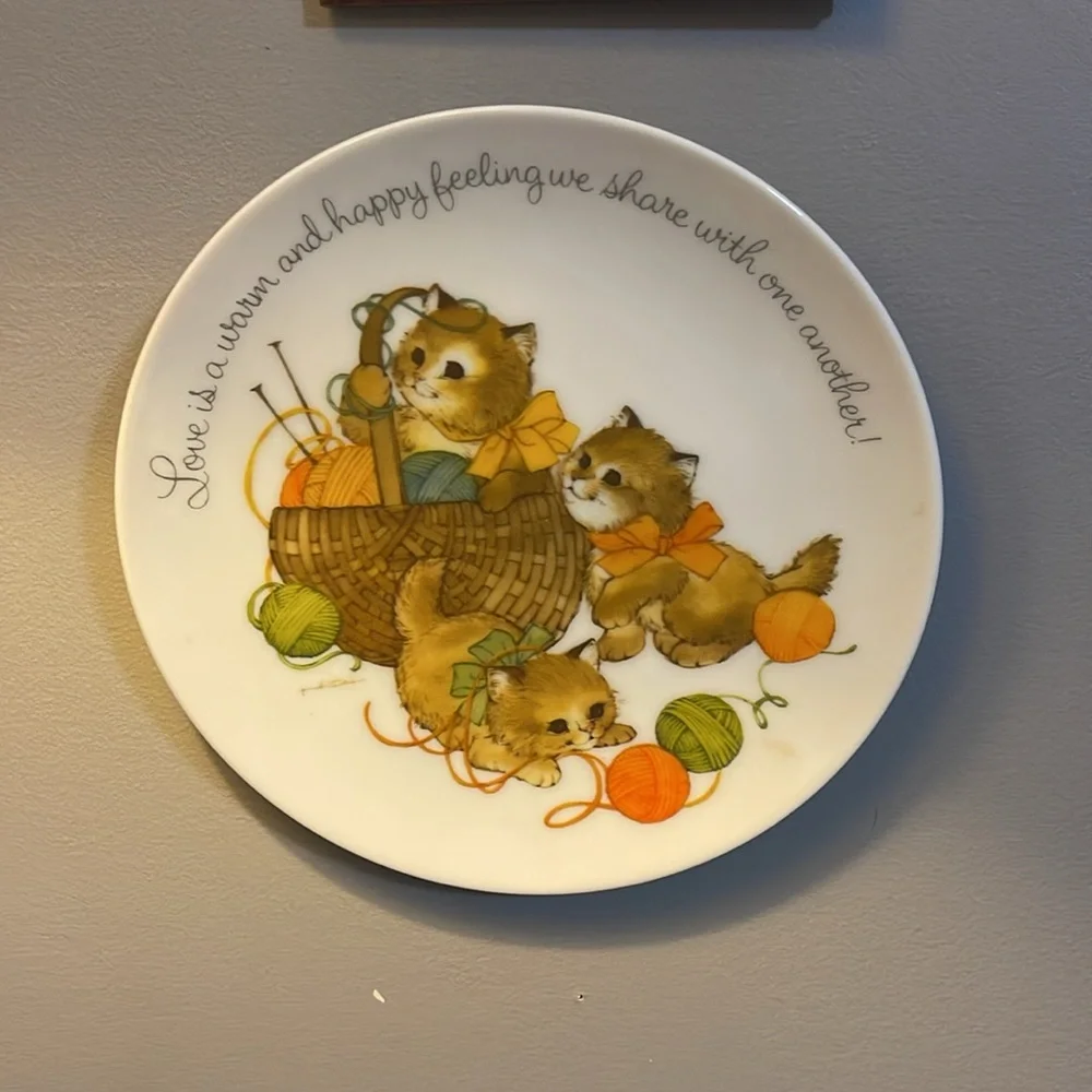 Vintage Gibson greeting cards, cute kitties plate, can hang up easily